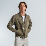 Model is 189 cm tall and wears size M.