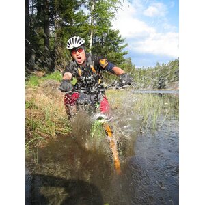 Kickbike Cross MAX 20D ja juomapullo + teline