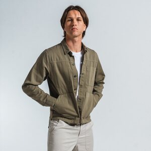 Model is 189 cm tall and wears size M.