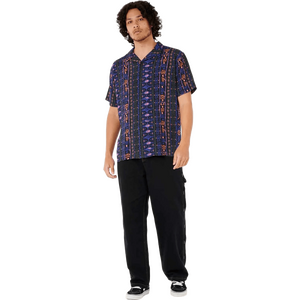 Model is 184cm (6'0) and wearing a size M.